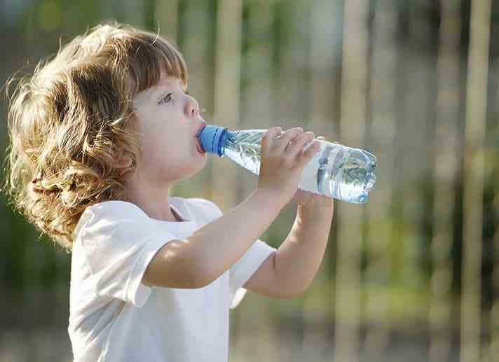 A Água Mineral É Igualmente Saudável Do Que A Água Normal?
