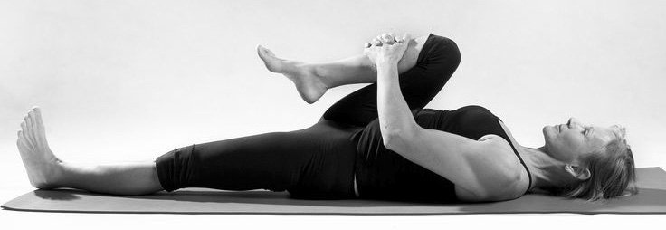 posiciones-faciles-de-yoga-para-aliviar-el-dolor-de-ciatica_1395