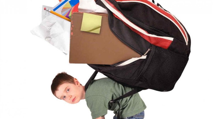 consequencias-mochilas-pesadas-criancas-2