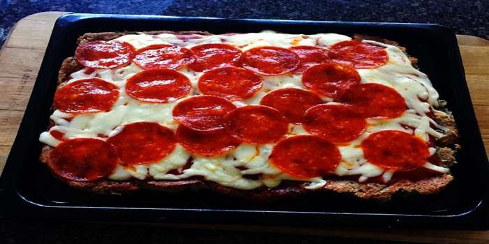 pizza-com-farinha-de-amendoas-e-queijo-mussarela-e-pepperoni